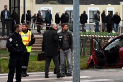 Francia: con auto contro militari davanti moschea, 3 feriti