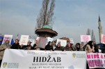 Le donne musulmane bosniache protestano contro il divieto  di indossare l'hijab