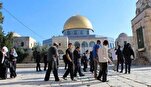 Decine di coloni, guidati dal rabbino Glick, hanno invaso al-Aqsa