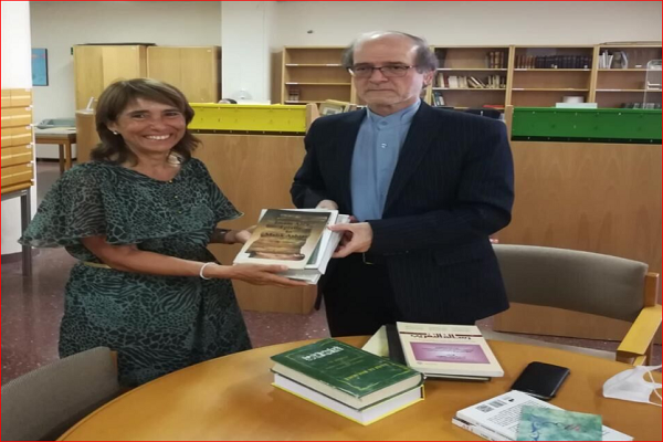 Spagna: libri sulla figura dell'Imam Ali (AS) donati a biblioteca nazionale islamica