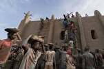 I maliani intonacano la storica moschea di Djenné seguendo annuale tradizione