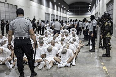 Carceri Usa: migranti incatenati e nutriti come cani