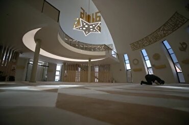 Seni bina unik Masjid Baba Sultan Türkiye + gambar