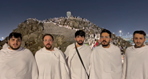 Pagbigkas ng Koro sa pamamagitan ng Pangkat ng Tawasheeh Noor sa Bukirin ng Arafah