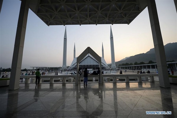 Pakistan'ın en büyük camii yeniden açıldı