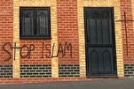 Londra’da cami ve İslami okulların duvarlarına İslam karşıtı sloganlar yazıldı